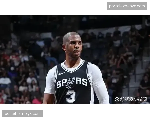 特写:克里斯·保罗在替补席指导年轻球员跑位,扮演场上教练