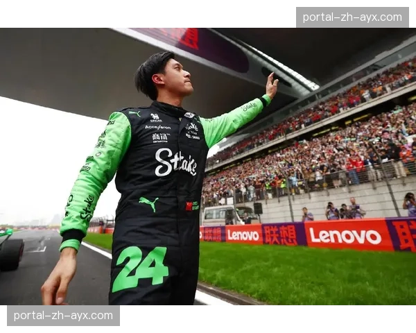 特写:F1中国大奖赛周冠宇主场完赛,冲线后于发车格长时间向看台致意