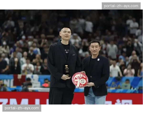 五棵松体育馆球迷穿定制纪念球衣送别朱彦西